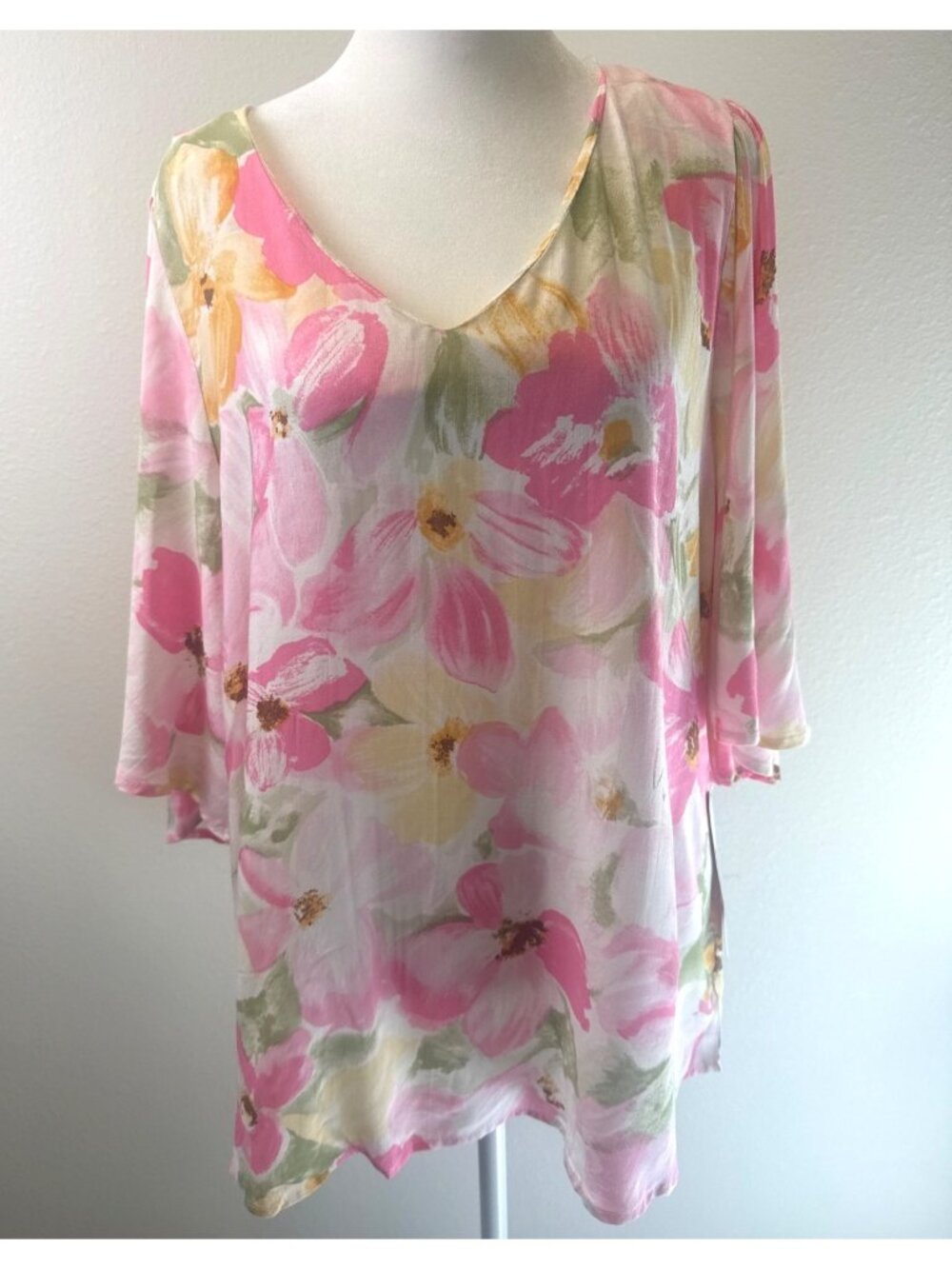 NWT Andree by Unit Women’s Pink Floral Tunic Bell Sleeves Large Tulip V-Neck